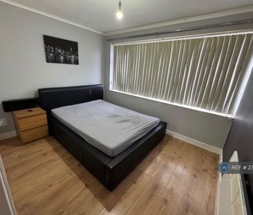 1 bedroom in a flat share to rent - Photo 3