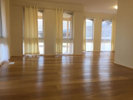 Family Home in a Quiet Court - Photo 2