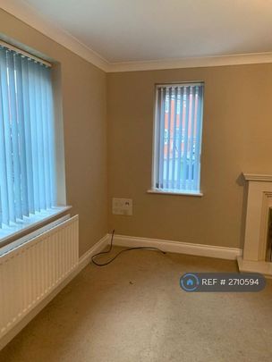 4 bedroom semi-detached house to rent - Photo 1