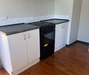 Charming 2 Bed Avondale Retreat with Garden - Photo 6