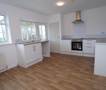 2 bedroom semi-detached bungalow to rent - Photo 2