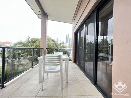 Luxury 3 storey House in central Surfers Paradise - Photo 3