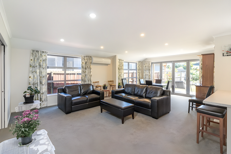 Beautiful 4 Bedroom, 3 Bathroom Home - Photo 3