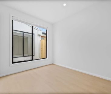 Stylish 4-Bedroom Family Home with Sunroom & Kitchenette – Prime Wo... - Photo 3