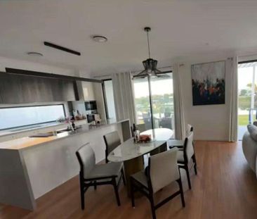 Helensvale - Photo 5