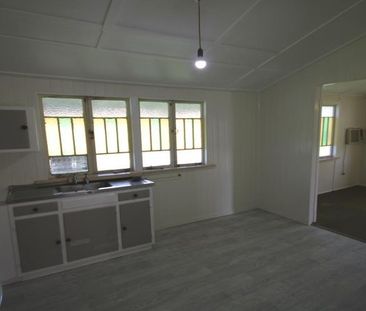 WEATHERBOARD UNIT - 1 BEDROOM - STUDY - SUNROOM - LOUNGE - NEW PAIN... - Photo 6