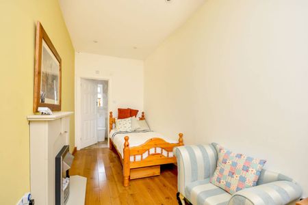 4 Bed Semi-Detached House, Holme Lacey Road, SE12 - Photo 5