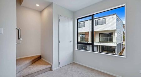 3-Bedroom Townhouse+1 Study in Te Atatū Peninsula! - Photo 5