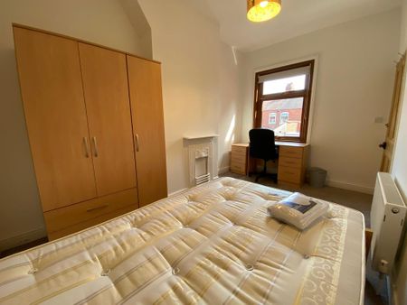 3 bedroom end of terrace house to rent - Photo 2