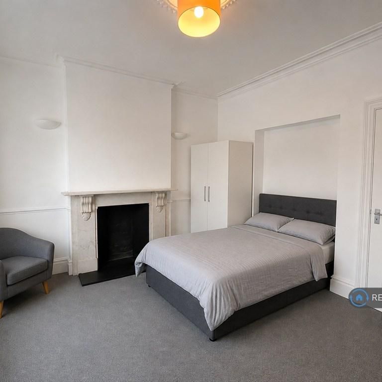 1 bedroom in a house share to rent - Photo 1