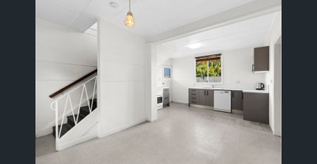 Spacious Two-Storey Home in the Heart of Palm Beach - 6 Month Lease - Photo 5