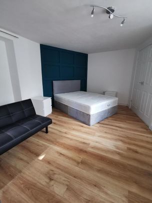 4 bedroom flat to rent - Photo 1