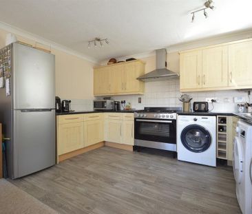 3 bedroom end of terrace house to rent - Photo 2