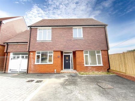 3 bedroom detached house to rent - Photo 2