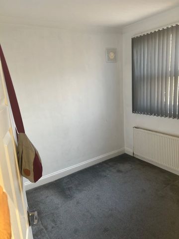 2 Bed Flat, Babington Road, SW16 - Photo 4