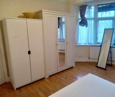 Room in a Shared House, Royston Gardens, IG1 - Photo 1