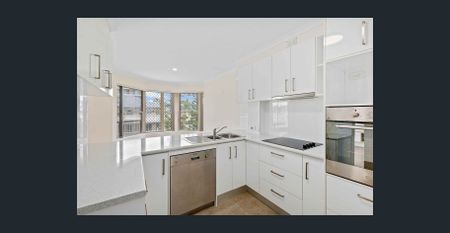 Spacious Top Floor Apartment - 100m from Broadwater - Photo 3