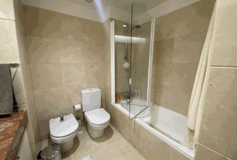 Apartamento T2 para arrendamento sem móveis com piscina nas Laranjeiras, Lisboa