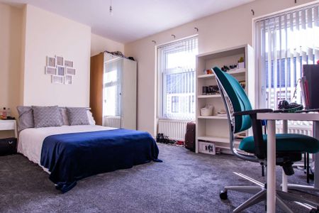 Contemporary five bedroom house in prime location - Photo 4