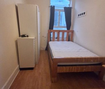 2 Bed Flat, Upper Tooting Road, SW17 - Photo 5