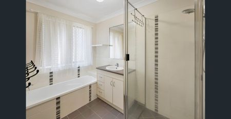 5 Bedroom Family Home for Rent in Quiet Blacks Beach - Photo 4