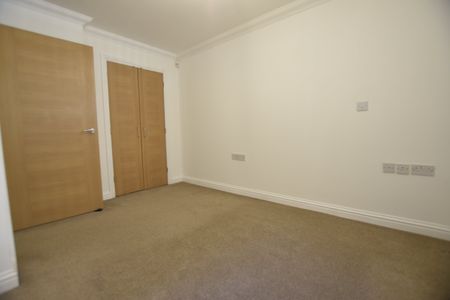 2 bed flat to rent in Richmond Park Road, Bournemouth, BH8 - Photo 4