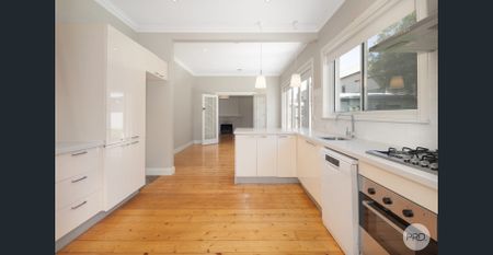 GORGEOUS BRIGHT TWO BEDROOM HOME IN BLACK HILL - Photo 5