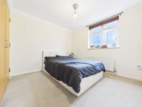 Hanworth Road, Hampton, TW12 - Photo 1