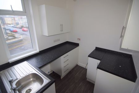 To Let 2 Bed Flat - Photo 4