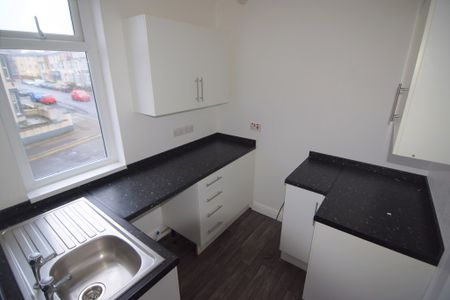 To Let 2 Bed Flat - Photo 3