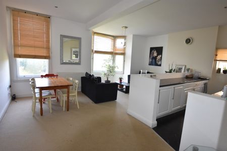 2 Bedroom Flat - Photo 2