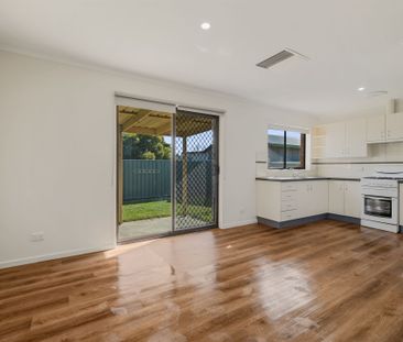 Fabulously Renovated Townhouse - Move Straight in - Photo 6