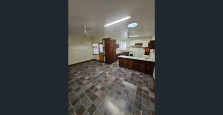 Family Home ready for move in - Photo 4