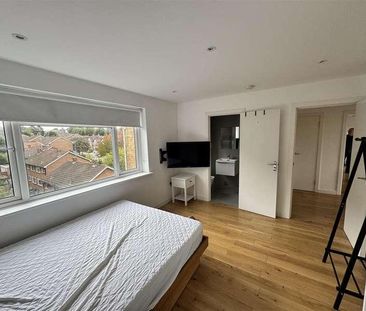 Wickliffe Avenue, London, N3 - Photo 2