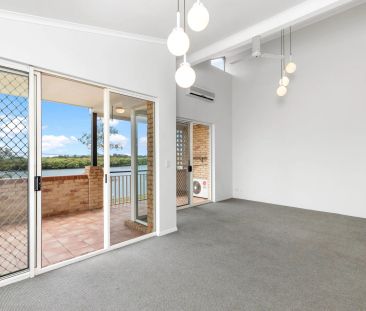 Spacious Riverfront Apartment with Stunning Views - Photo 6