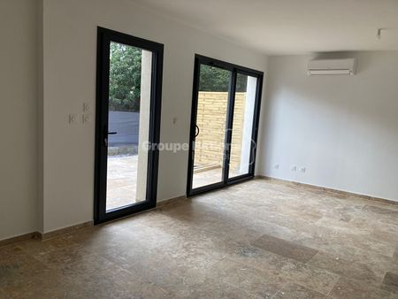 Maison de 2021 de 90m² avec 85m² de jardin Idéalement située non loin du centre de vinon La maison se compose au rez de chaussée : Entrée avec placard séjour cuisine équipée, cellier, une chambres, salle d'eau, wc. 1er 2 chambres, salle de bains wc Chauf, - Photo 2