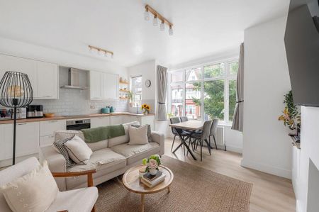 4 bedroom flat to rent - Photo 3