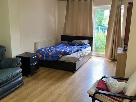 ENSUITE ROOM Room 4 - Photo 3