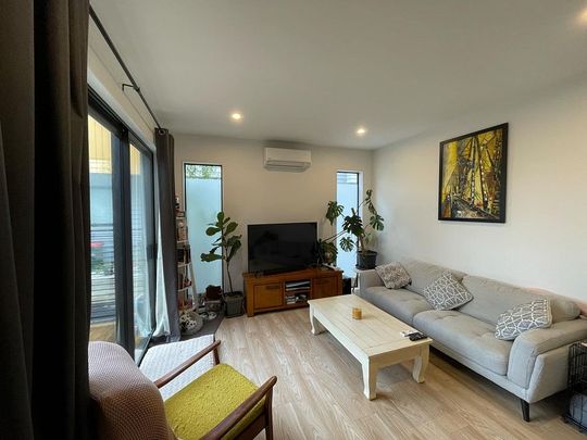 Sun soaked pet friendly 2-bedroom in the Peninsula - Photo 1