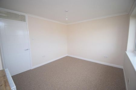2 bedroom end of terrace house to rent - Photo 2