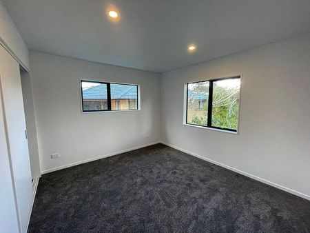Near New 3 Bedroom + 2.5 Bathrooms + Garage - Photo 2