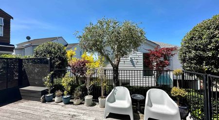 Refreshed, contemporary and superbly positione... - Photo 2