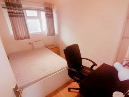 5 Bed / 2 Bath - Photo 3