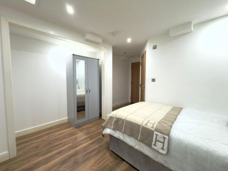1 bedroom in a flat share to rent - Photo 2