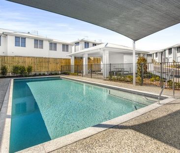 3 Bedroom Townhouse with Pool - Photo 3