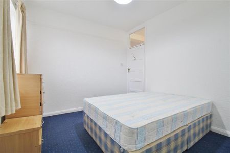 3 bedroom flat to rent - Photo 2