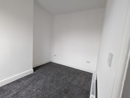 4 bedroom end of terrace house to rent - Photo 4