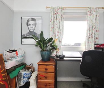 A wonderful opportunity to rent this 3-bed, semi detached property ... - Photo 6