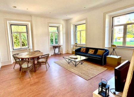 Beautiful 3 Bedroom Apartment, Located in a historical building in the heart of Monte Estoril - Photo 5