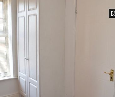 Twin room in 4-bedroom apartment in Stoneybatter, Dublin - Photo 1